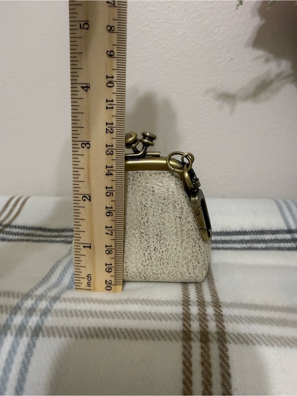 HOBO Run Frame Pouch with Ivory Metallic Finish (Retired Color) Rare - Picture 8 of 10